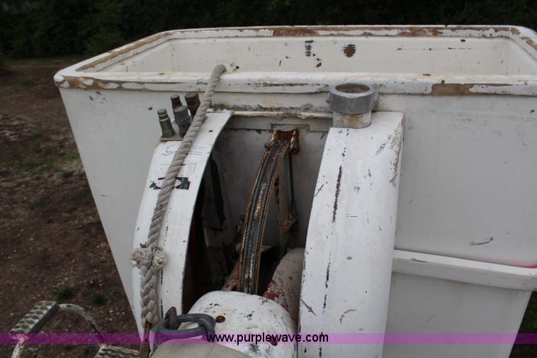 image for item H2569 1994 International 4800 bucket truck