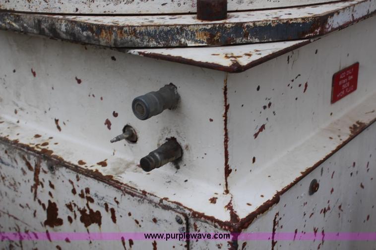 image for item H2569 1994 International 4800 bucket truck