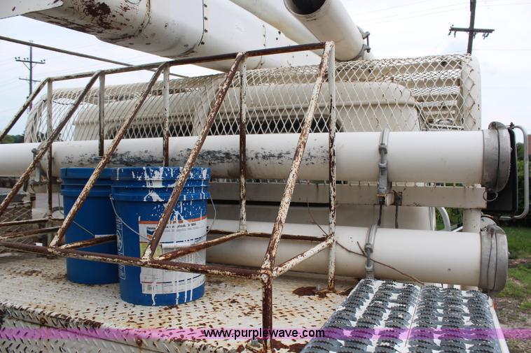 image for item H2569 1994 International 4800 bucket truck