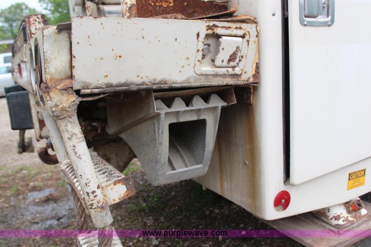 image for item H2569 1994 International 4800 bucket truck