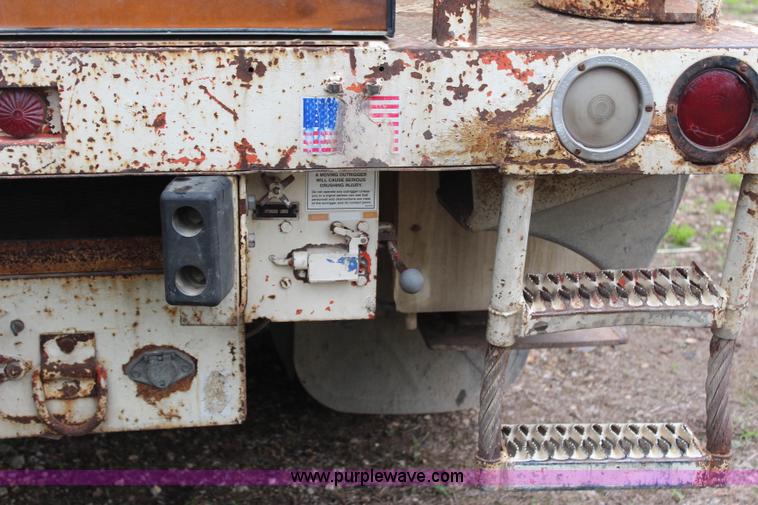 image for item H2569 1994 International 4800 bucket truck