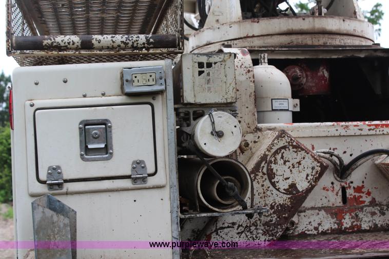 image for item H2569 1994 International 4800 bucket truck