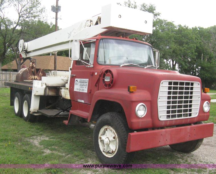 image for item H5422 1972 Ford 800 crane truck