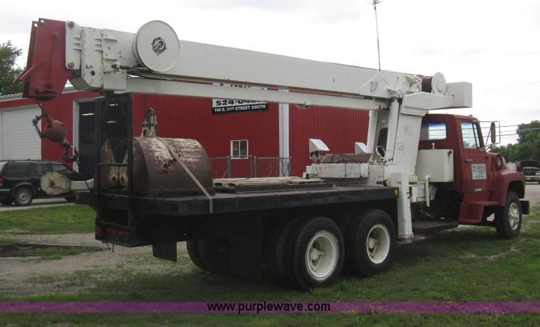 image for item H5422 1972 Ford 800 crane truck