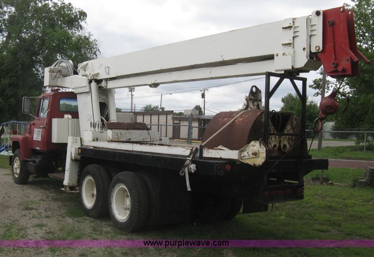 image for item H5422 1972 Ford 800 crane truck