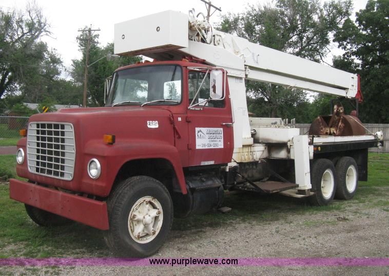 image for item H5422 1972 Ford 800 crane truck