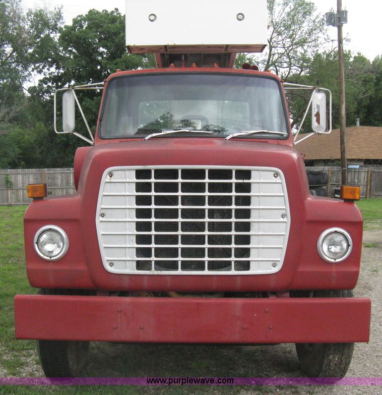 image for item H5422 1972 Ford 800 crane truck