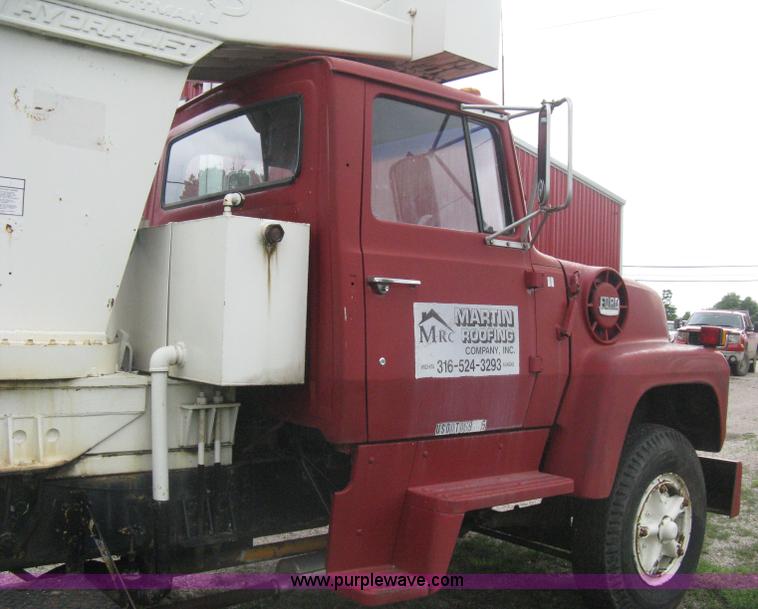image for item H5422 1972 Ford 800 crane truck