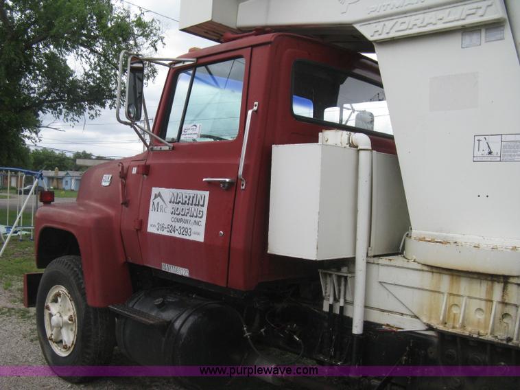 image for item H5422 1972 Ford 800 crane truck