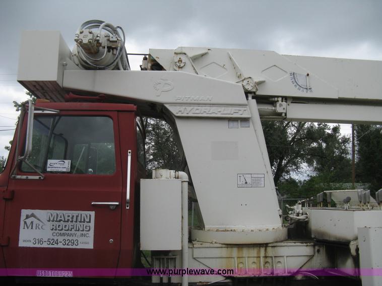 image for item H5422 1972 Ford 800 crane truck