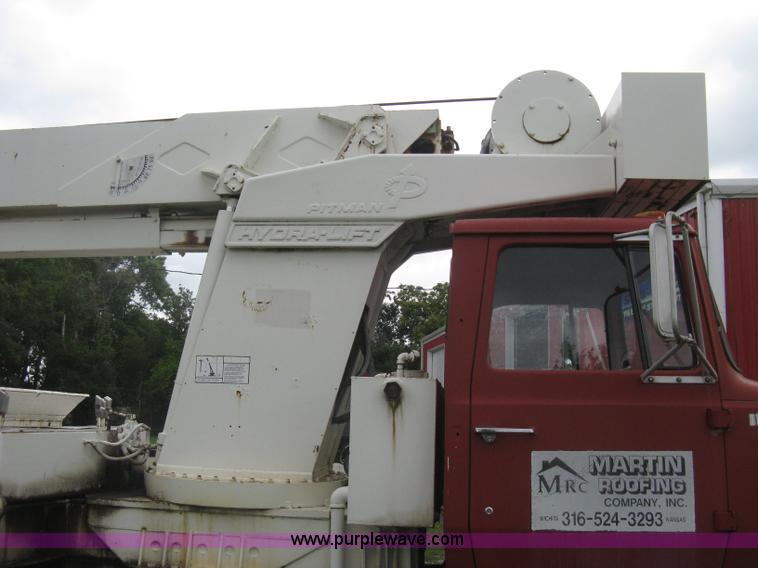 image for item H5422 1972 Ford 800 crane truck