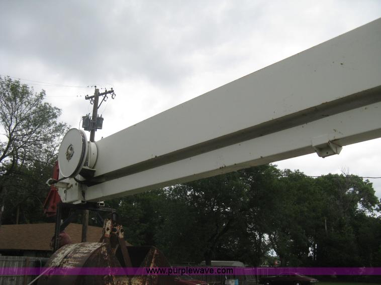 image for item H5422 1972 Ford 800 crane truck