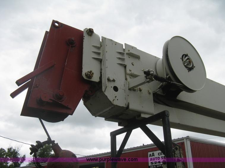 image for item H5422 1972 Ford 800 crane truck