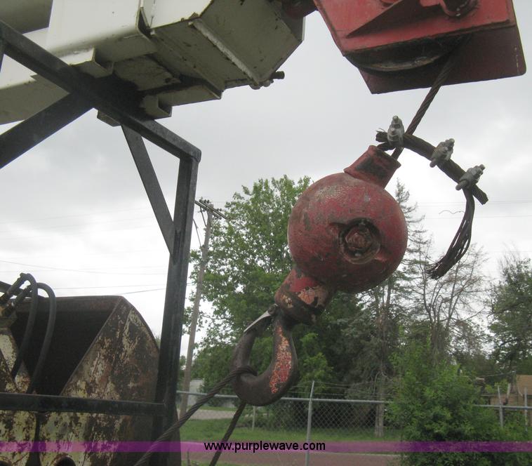 image for item H5422 1972 Ford 800 crane truck