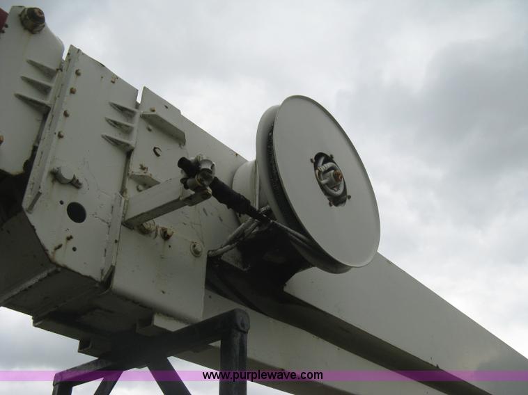 image for item H5422 1972 Ford 800 crane truck