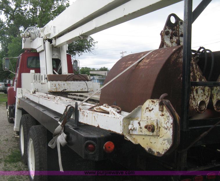 image for item H5422 1972 Ford 800 crane truck