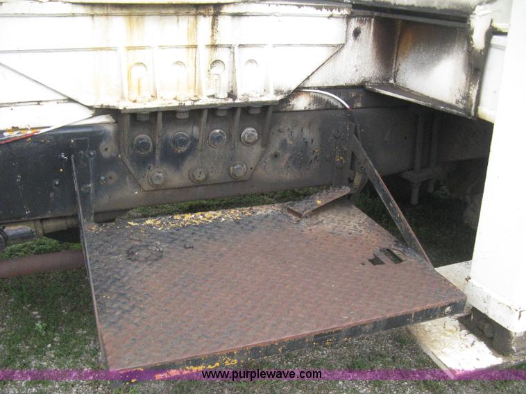 image for item H5422 1972 Ford 800 crane truck