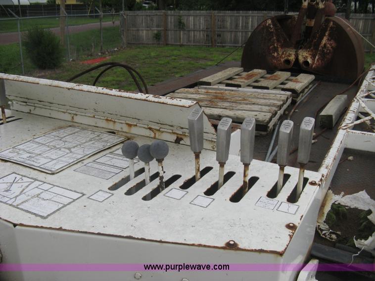 image for item H5422 1972 Ford 800 crane truck