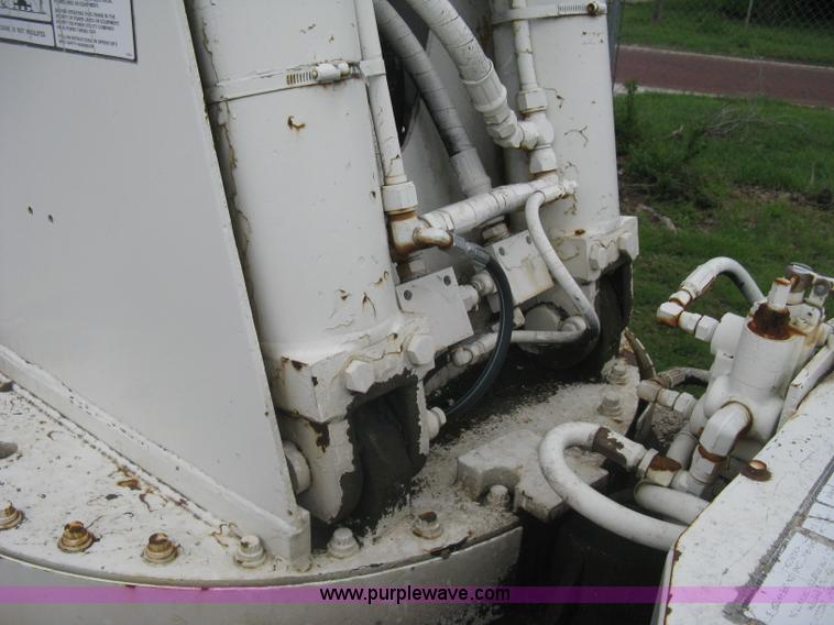 image for item H5422 1972 Ford 800 crane truck