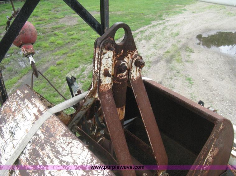 image for item H5422 1972 Ford 800 crane truck