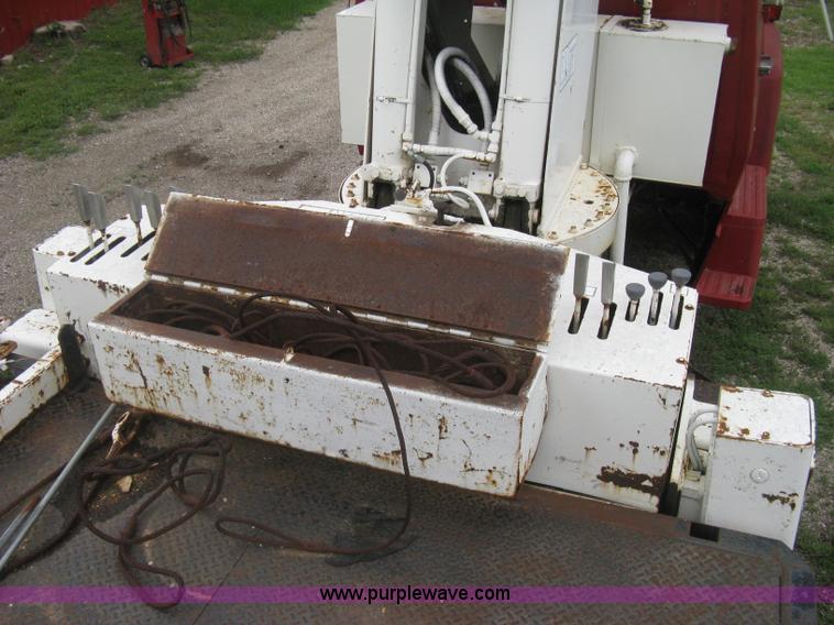 image for item H5422 1972 Ford 800 crane truck