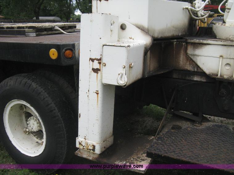 image for item H5422 1972 Ford 800 crane truck