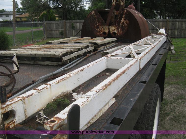 image for item H5422 1972 Ford 800 crane truck