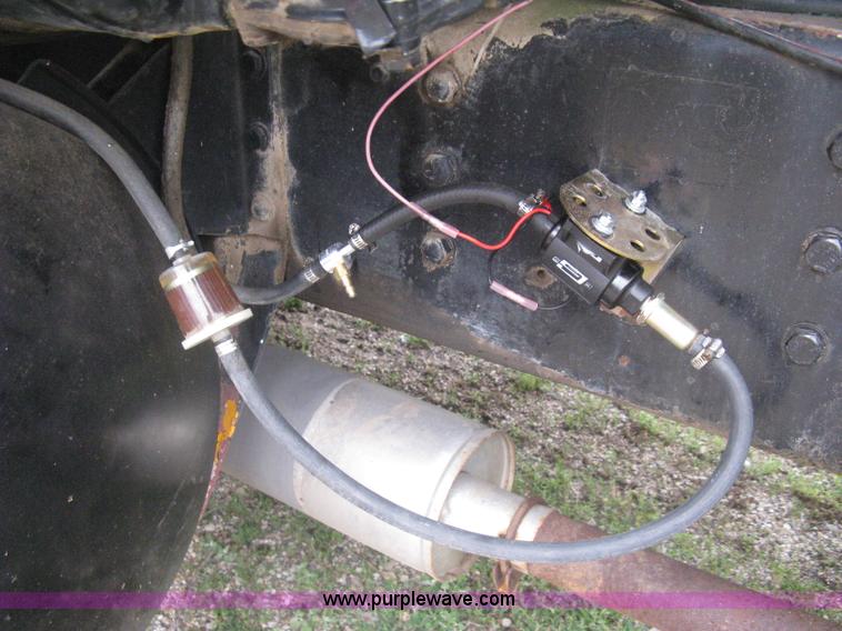 image for item H5422 1972 Ford 800 crane truck