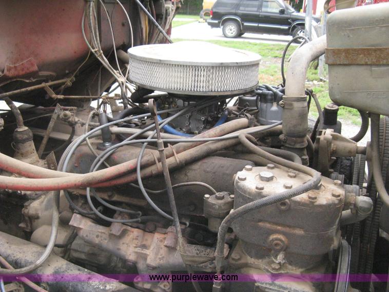 image for item H5422 1972 Ford 800 crane truck