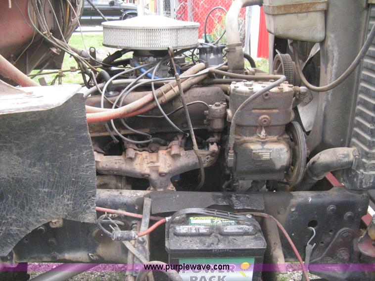 image for item H5422 1972 Ford 800 crane truck