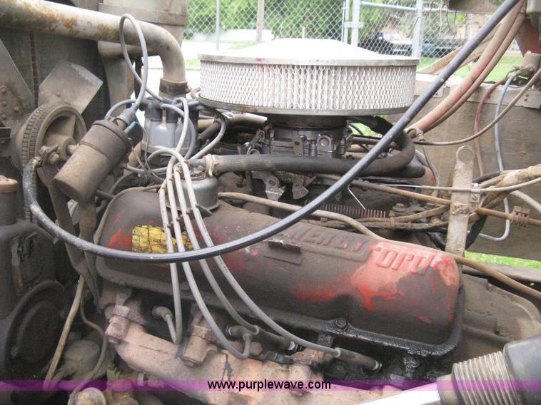 image for item H5422 1972 Ford 800 crane truck