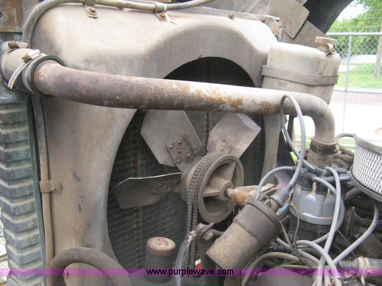 image for item H5422 1972 Ford 800 crane truck