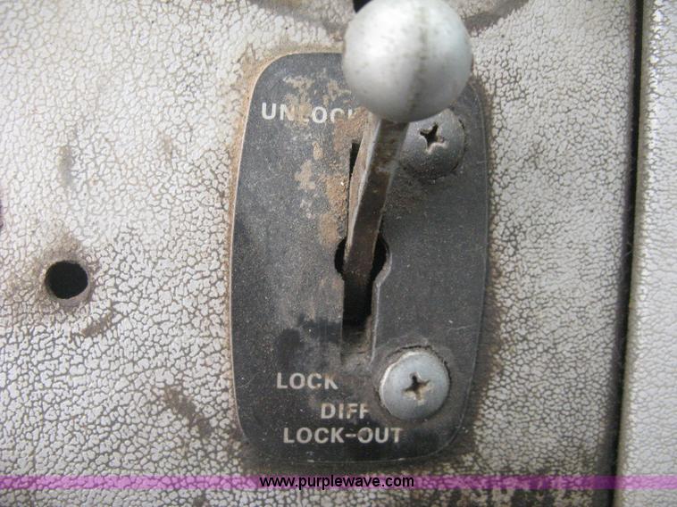 image for item H5422 1972 Ford 800 crane truck