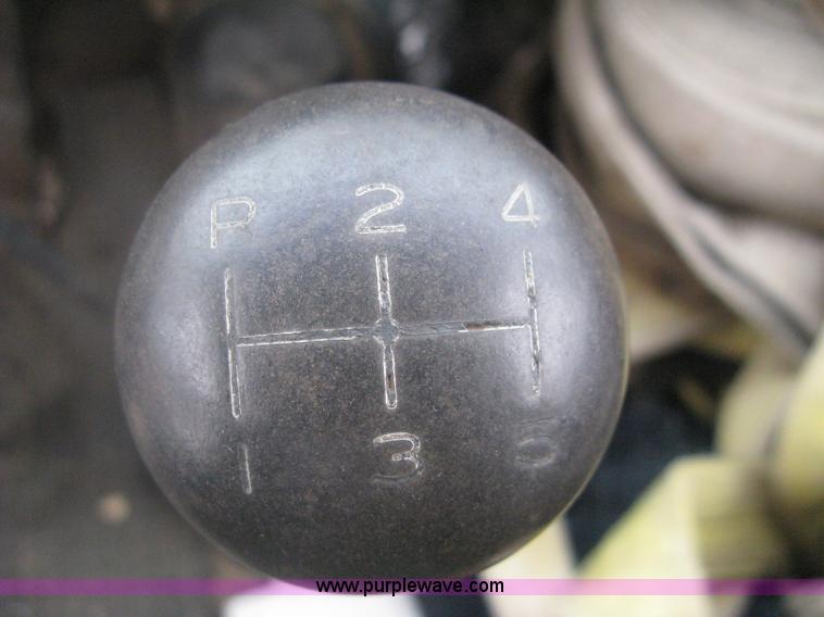 image for item H5422 1972 Ford 800 crane truck