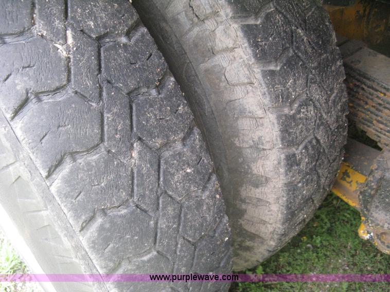 image for item H5422 1972 Ford 800 crane truck