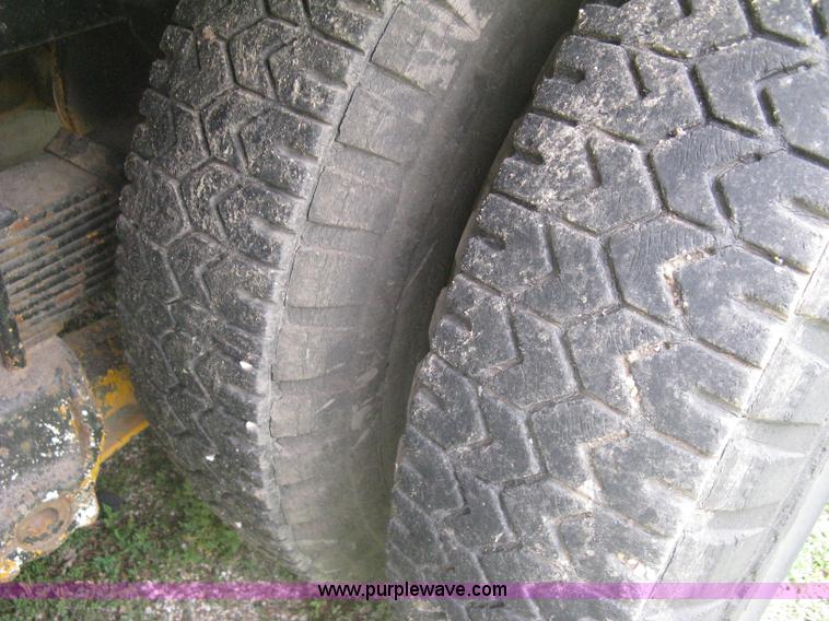 image for item H5422 1972 Ford 800 crane truck