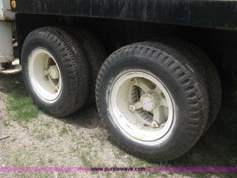 image for item H5422 1972 Ford 800 crane truck