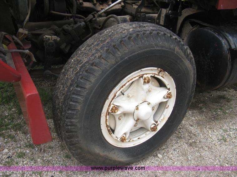 image for item H5422 1972 Ford 800 crane truck