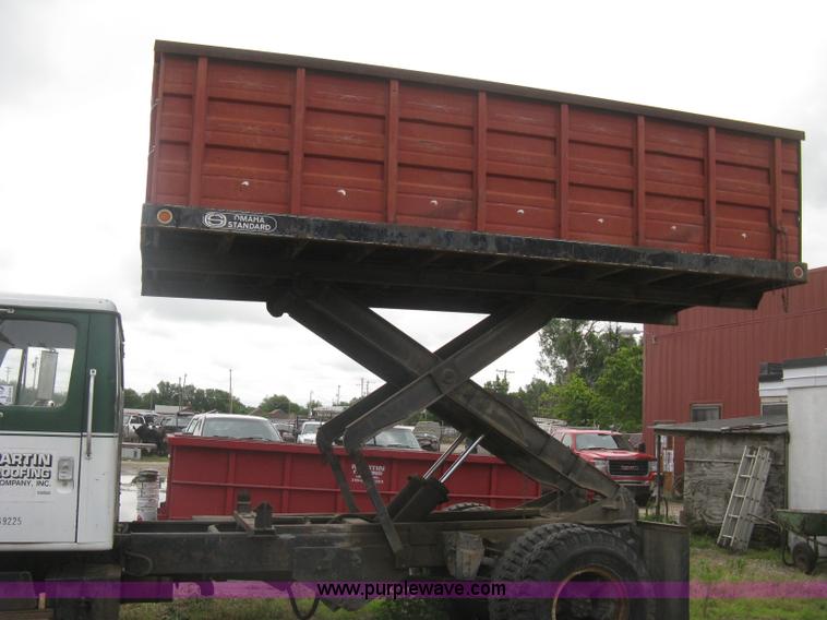 image for item H5423 1986 International 1654 scissor dump bed truck