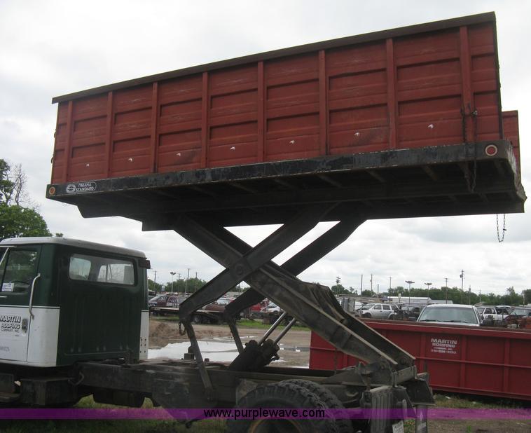 image for item H5423 1986 International 1654 scissor dump bed truck