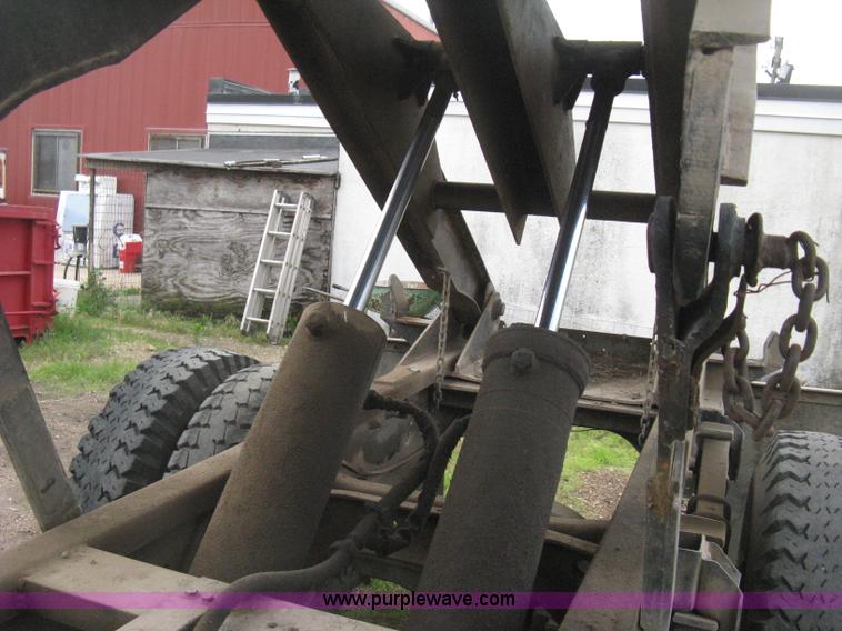 image for item H5423 1986 International 1654 scissor dump bed truck