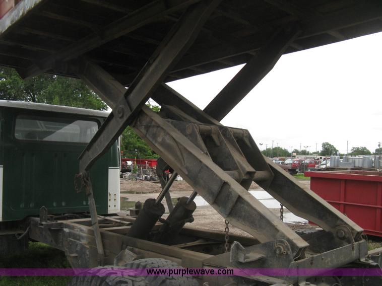 image for item H5423 1986 International 1654 scissor dump bed truck