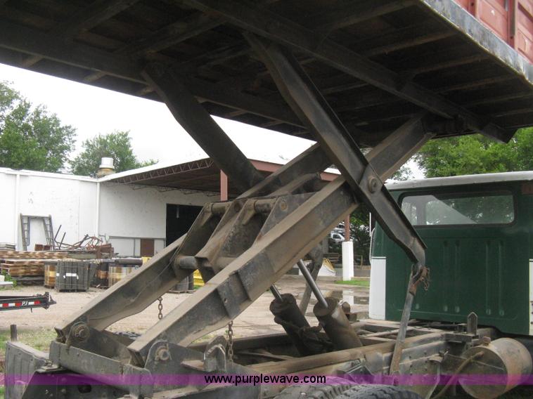 image for item H5423 1986 International 1654 scissor dump bed truck