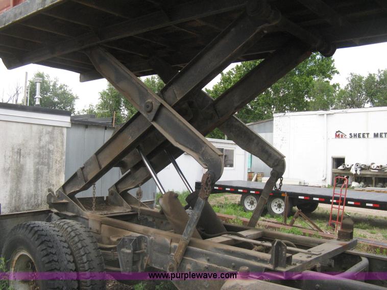 image for item H5423 1986 International 1654 scissor dump bed truck