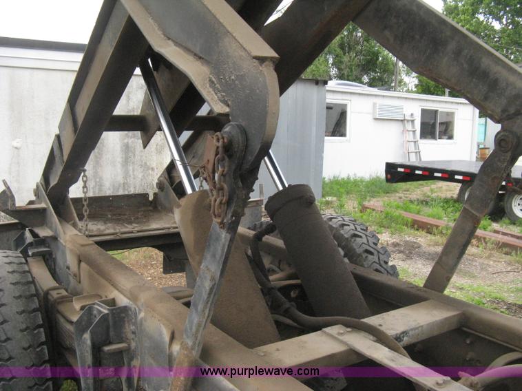 image for item H5423 1986 International 1654 scissor dump bed truck