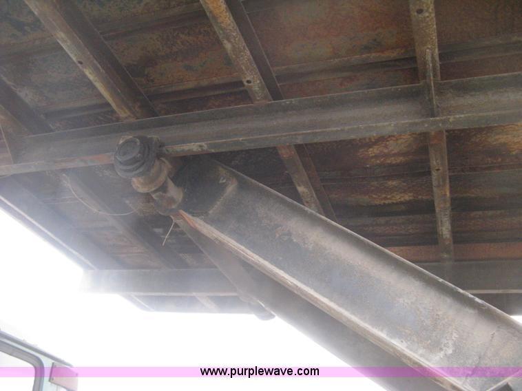 image for item H5423 1986 International 1654 scissor dump bed truck