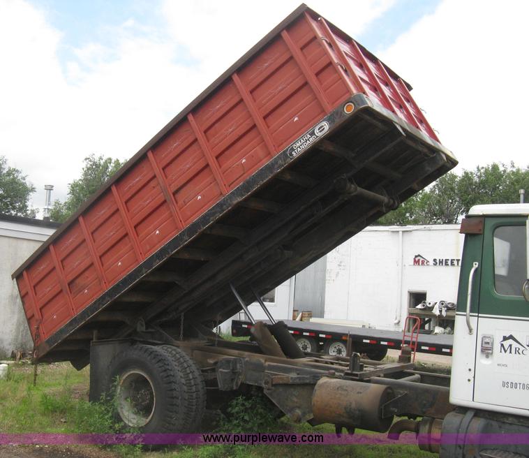 image for item H5423 1986 International 1654 scissor dump bed truck