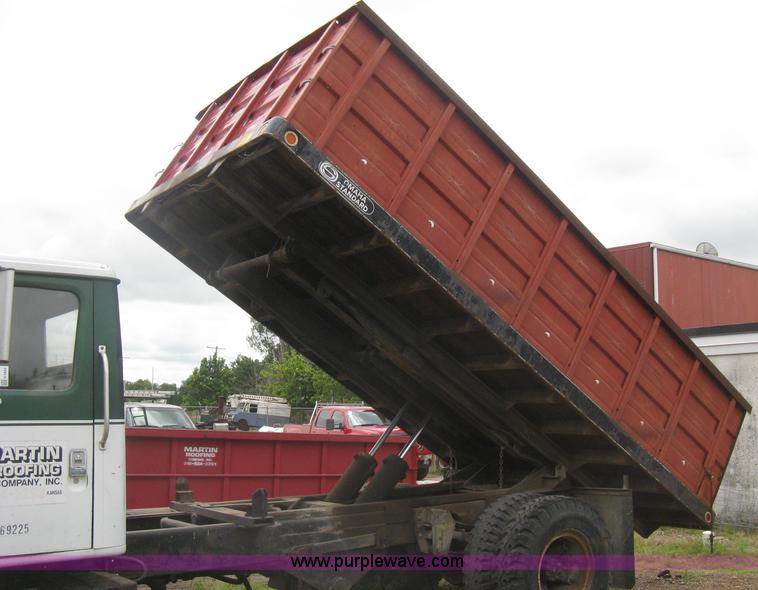 image for item H5423 1986 International 1654 scissor dump bed truck