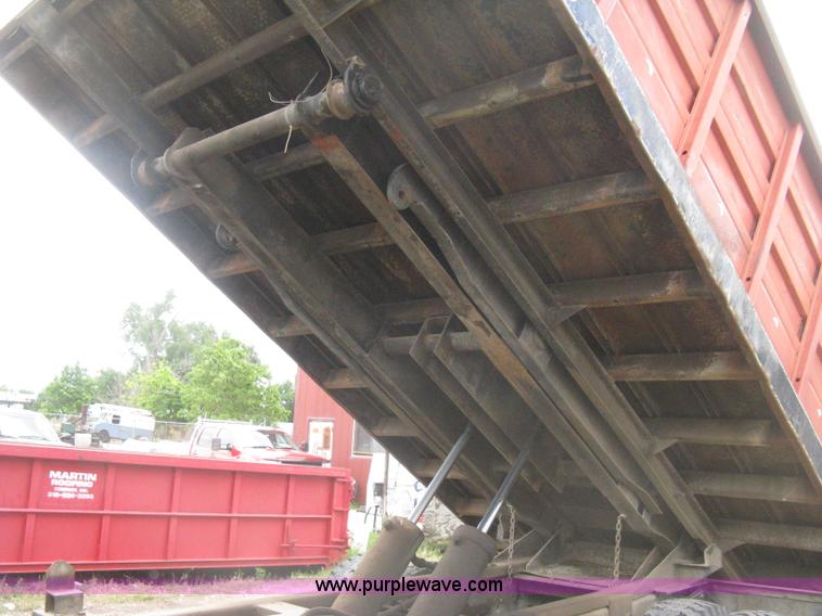 image for item H5423 1986 International 1654 scissor dump bed truck