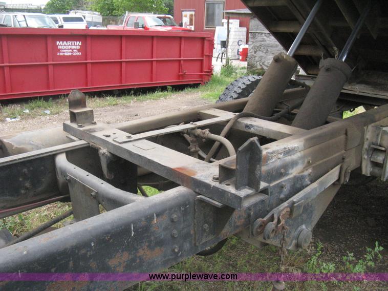 image for item H5423 1986 International 1654 scissor dump bed truck